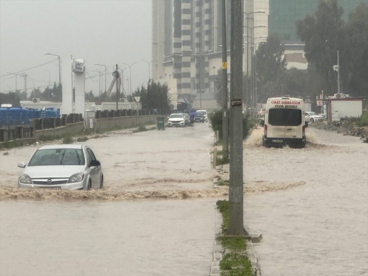 Hatay'da sağanak hayatı olumsuz etkiledi