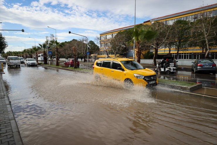 GÜNCELLEME - İzmir'in Dikili ve Bergama ilçelerinde sağanak sonrası dere taşkınları yaşandı