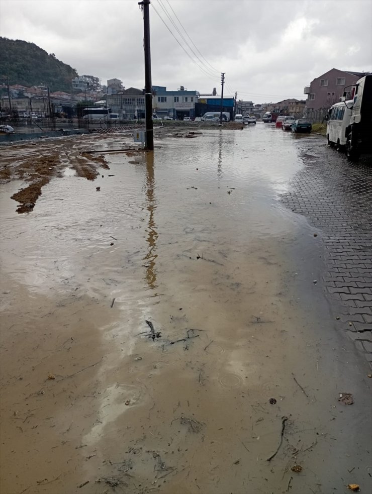 İzmir'in Dikili ve Bergama ilçelerinde sağanak sonrası dere taşkınları yaşandı