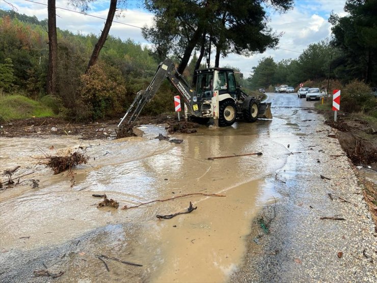 Manisa'da sağanak taşkınlara yol açtı