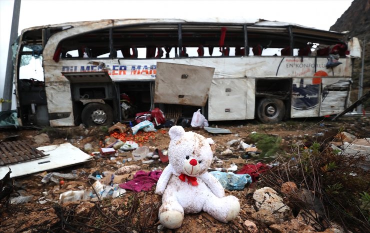 GÜNCELLEME 3 - Mersin'de devrilen yolcu otobüsündeki 9 kişi öldü, 30 kişi yaralandı