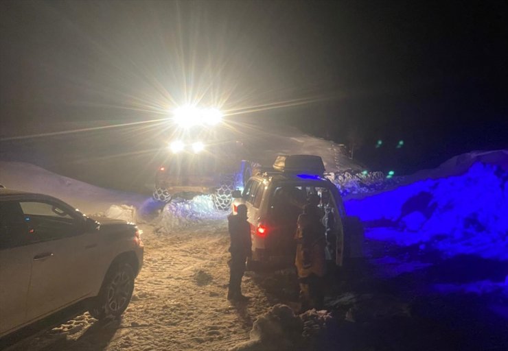 Muş'ta yolu kardan kapanan mezrada rahatsızlanan kadın hastaneye kaldırıldı