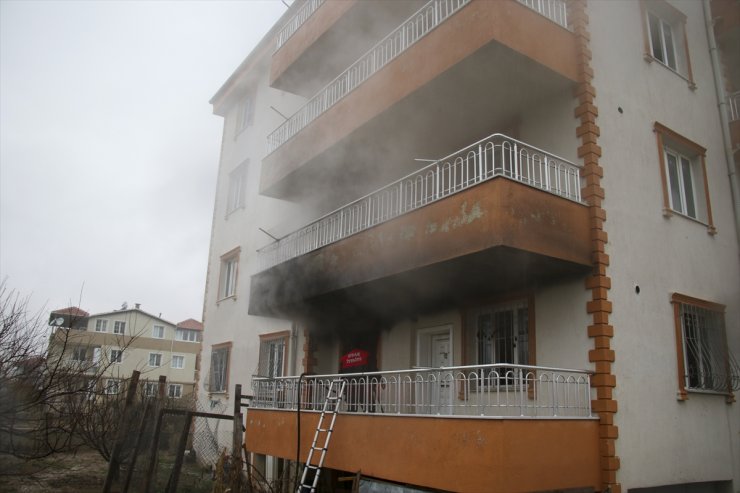 Uşak'ta apartmanda çıkan yangında bir kişi dumandan etkilendi