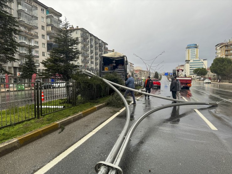 Uşak'ta otobüsün diğer araçlara çarpması sonucu 1 kişi yaralandı