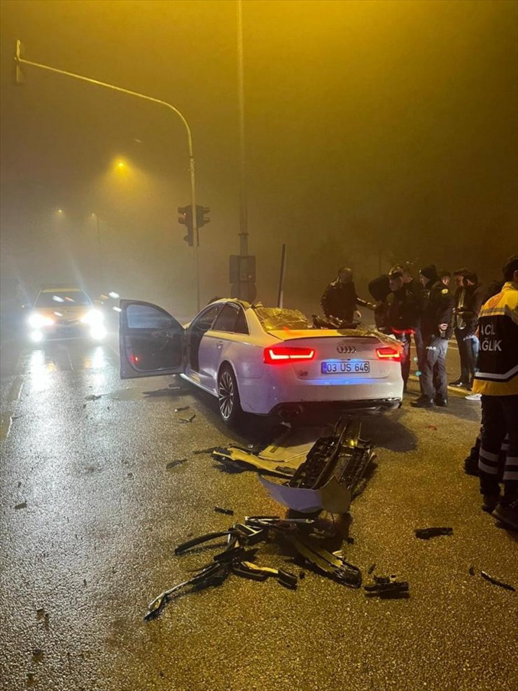 Afyonkarahisar'da kırmızı ışıkta bekleyen tıra çarpan otomobildeki 1 kişi öldü