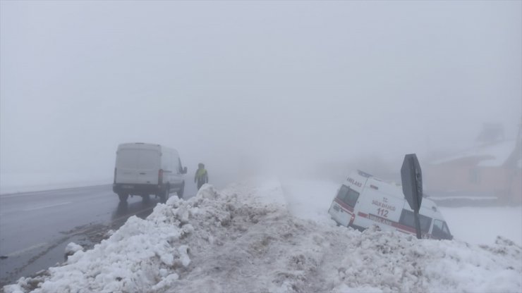 Bingöl'de ambulansın şarampole devrilmesi sonucu 6 kişi yaralandı