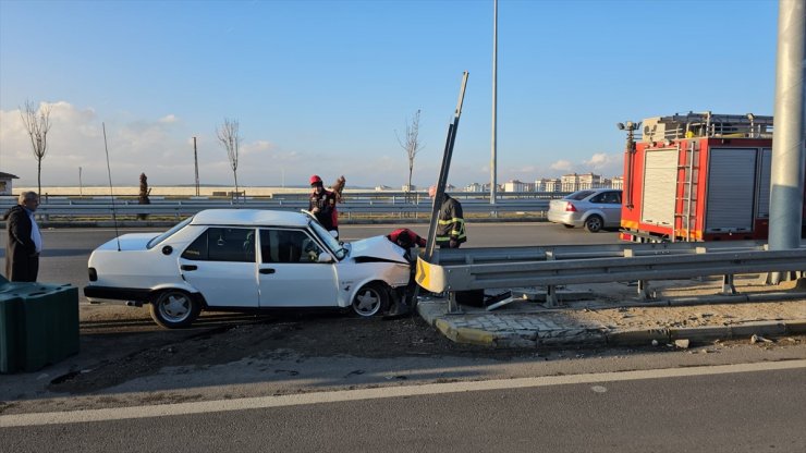 Çorum'da bariyere çarpan otomobildeki sürücü ve hamile eşi yaralandı