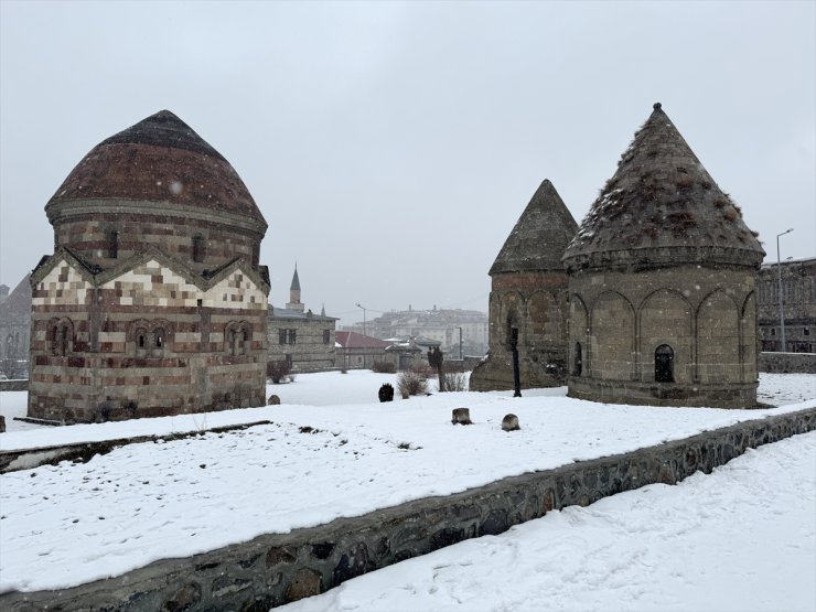 Erzurum'da soğuk hava yerini kar yağışına bıraktı