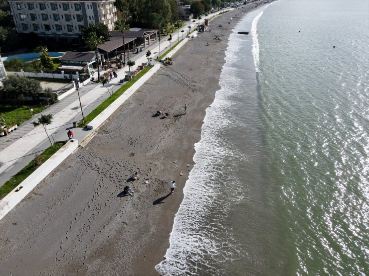 Fethiye'de güneşli hava dolayısıyla sahilde yoğunluk oluştu