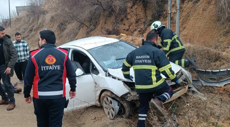 Mardin'de devrilen otomobildeki 4 kişi yaralandı