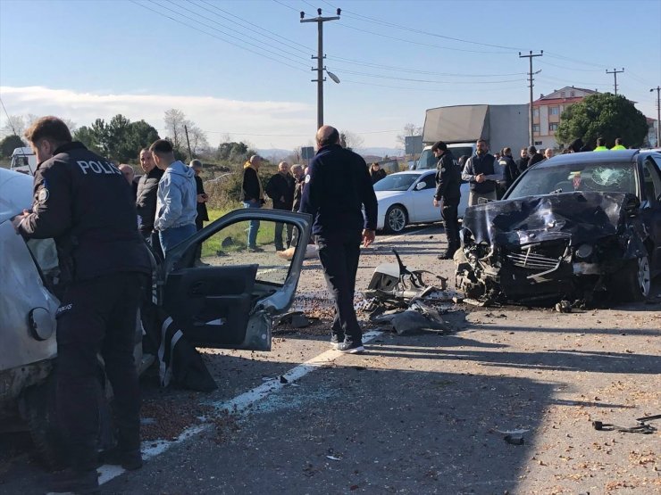 Sakarya'da iki otomobil çarpıştı, 1 kişi öldü, 2 kişi yaralandı