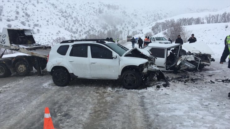 Sivas'ta iki otomobil çarpıştı, 1 kişi öldü, 6 kişi yaralandı