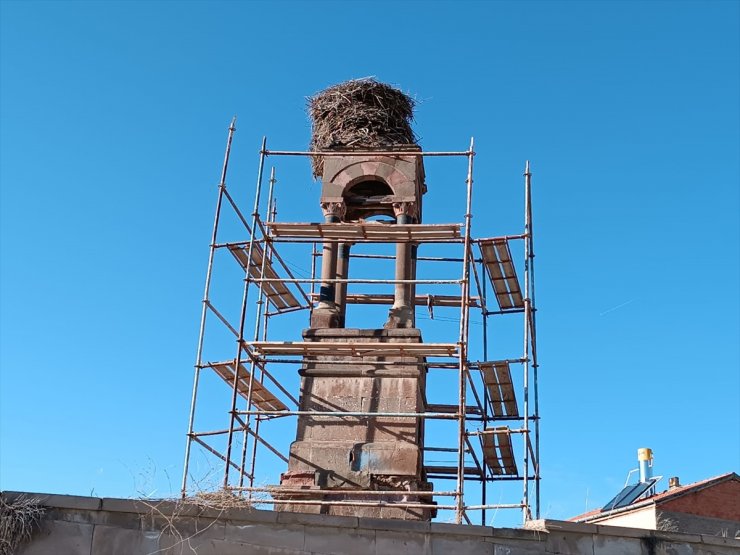 Tarihi çan kulesinin restorasyonu için leyleklerin göçü beklendi