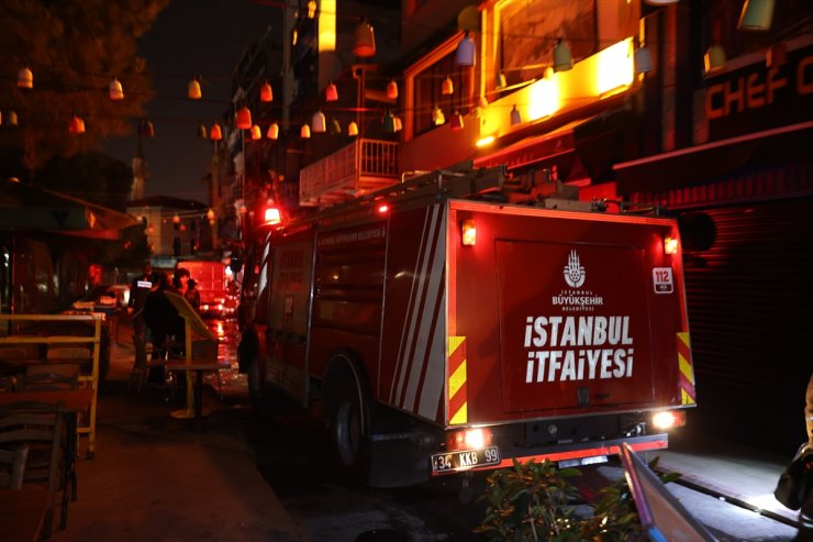 Beyoğlu’nda 4 katlı otelde çıkan yangın söndürüldü