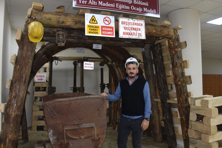 Bir dönem çalıştığı maden ocağında mühendis olmak için üniversite okuyor