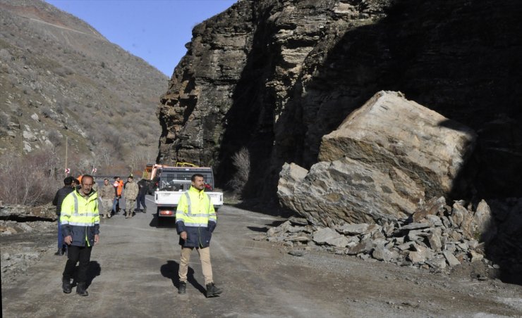 Dağdan kopan kayalar nedeniyle kapanan Hakkari-Çukurca kara yolu açıldı