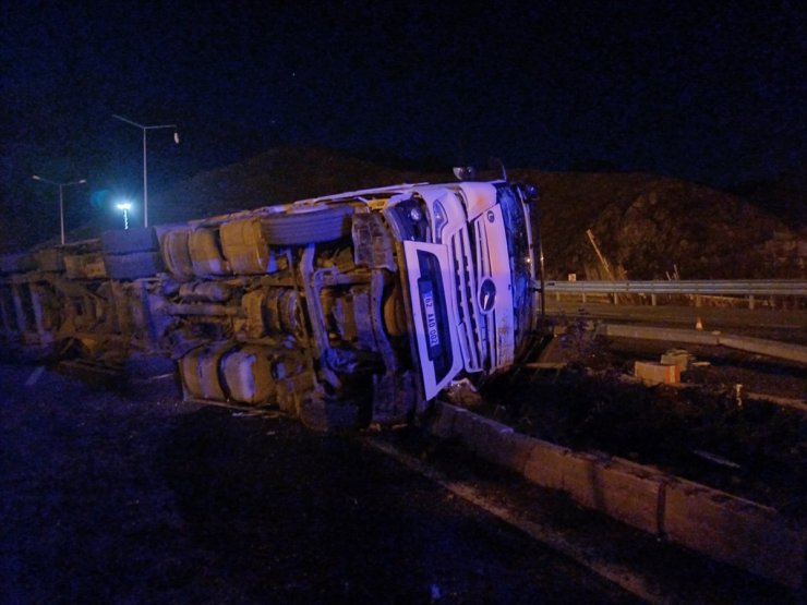 Elazığ'da devrilen tır nedeniyle ulaşım aksadı