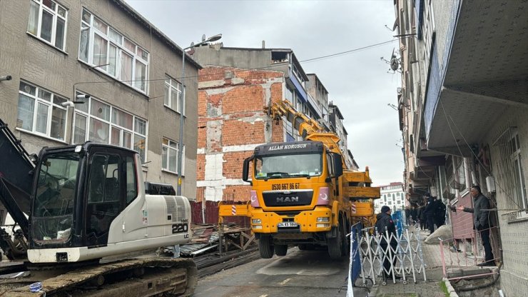 GÜNCELLEME - Gaziosmanpaşa'da inşaat çalışması sırasında 2 binanın temelinde kayma yaşandı