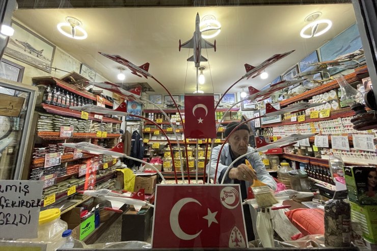 Havacılığa gönül veren 73 yaşındaki baharatçı iş yerinde uçak maketleri sergiliyor