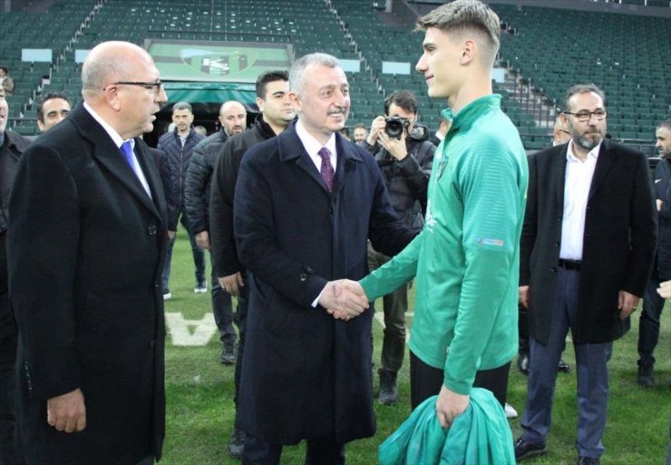 Kocaeli Büyükşehir Belediye Başkanı Büyükakın'dan Kocaelispor antrenmanına ziyaret