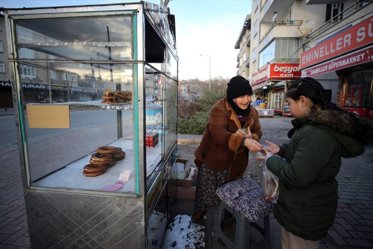 Konya'nın "Simitçi Teyze"si 17 yıldır tezgahının başında