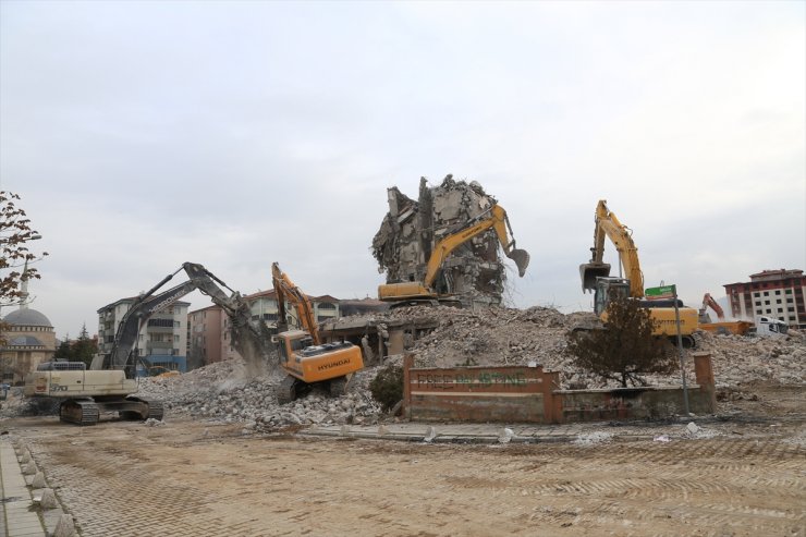 Malatya şehir merkezinde ağır hasarlı yapıların yıkımında sona gelindi