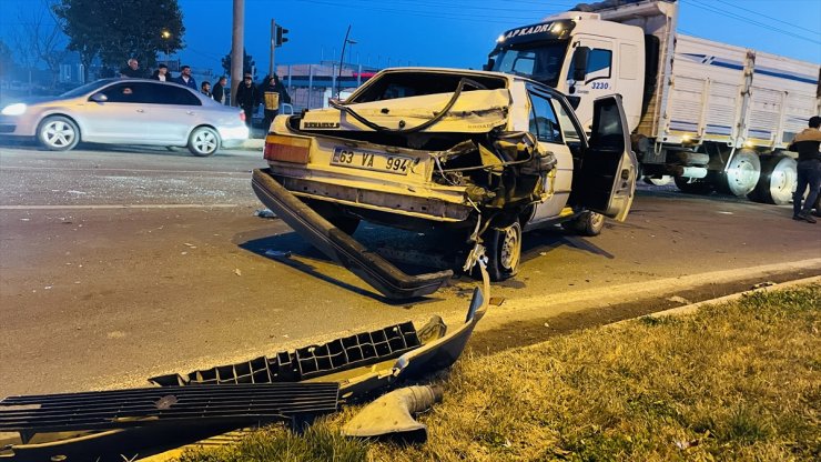 Şanlıurfa'da üç aracın karıştığı kazada 2 kişi yaralandı