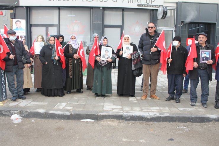 Vanlı aileler DEM Parti İl Başkanlığı önündeki eylemlerini sürdürdü