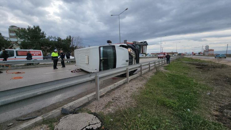 Amasya'da devrilen minibüsün sürücüsü hayatını kaybetti