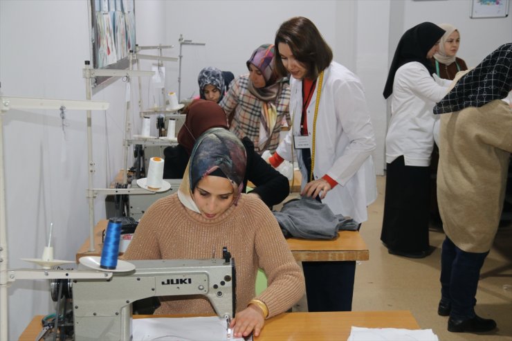 Anneler, çocuklarının okuduğu okulda dikiş eğitimi alıyor