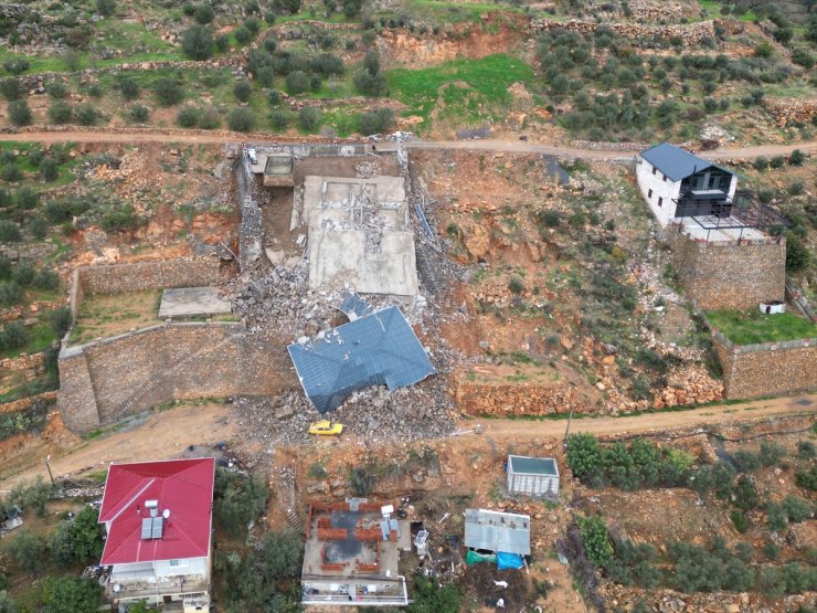 Antalya'da heyelan nedeniyle inşaat halindeki 2 katlı ev çöktü