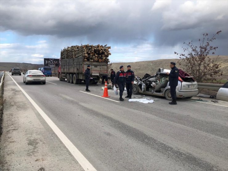 Çankırı'da kamyona arkadan çarpan otomobilin sürücüsü öldü