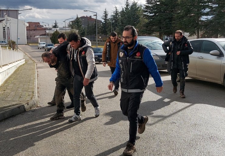 GÜNCELLEME - Çorum'da polise çarpıp kaçan uyuşturucu zanlıları kovalamacayla yakalandı