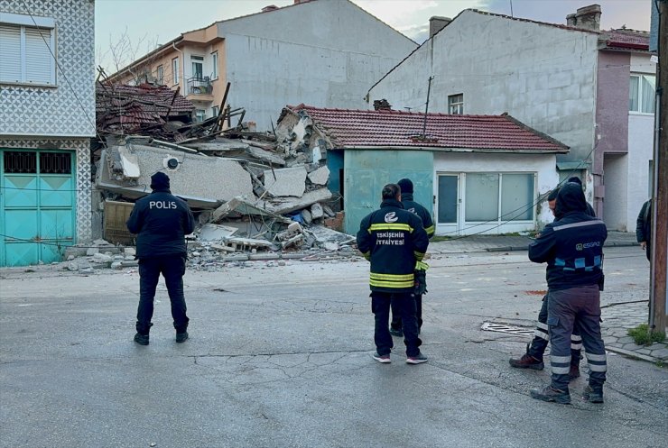 Eskişehir'de kullanılmayan iki katlı bina çöktü