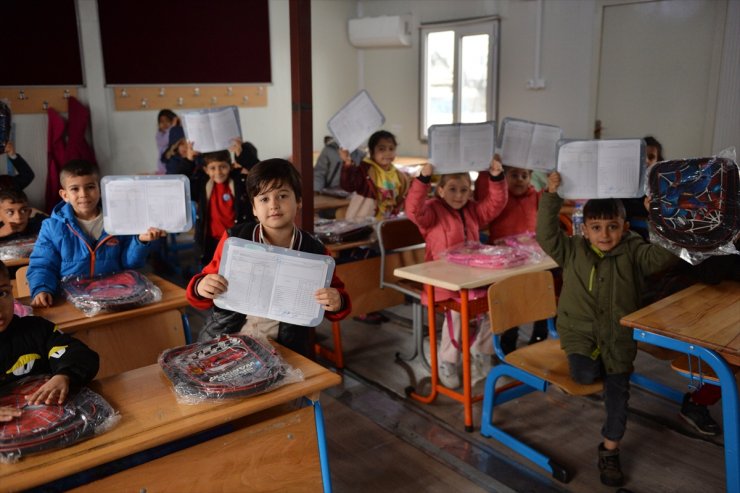 Deprem bölgesinde öğrenciler karnelerini aldı