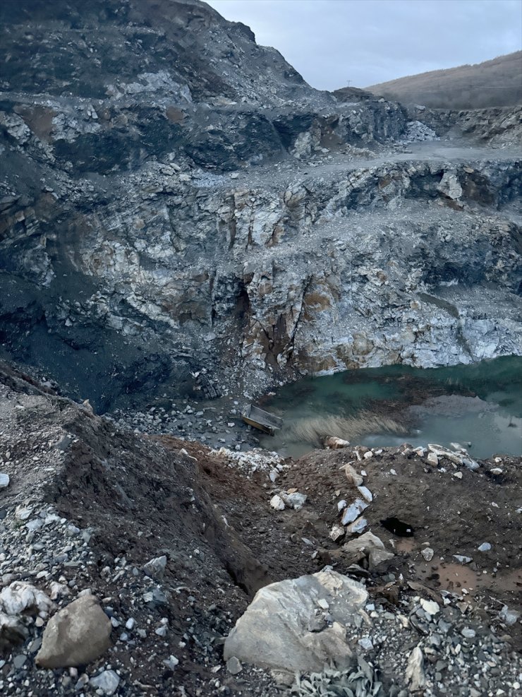 Kırklareli'nde taş ocağında uçuruma devrilen kamyonun sürücüsü yaralandı