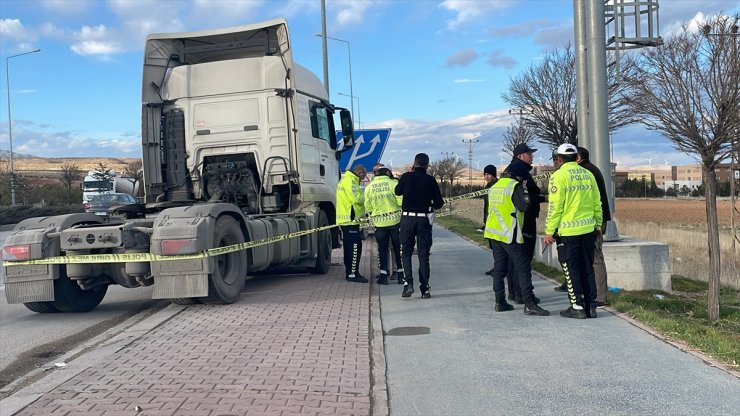 Konya'da çekicinin çarptığı tabela başına isabet eden kişi ağır yaralandı