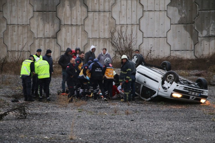 Kütahya'da devrilen otomobildeki 4 kişi yaralandı