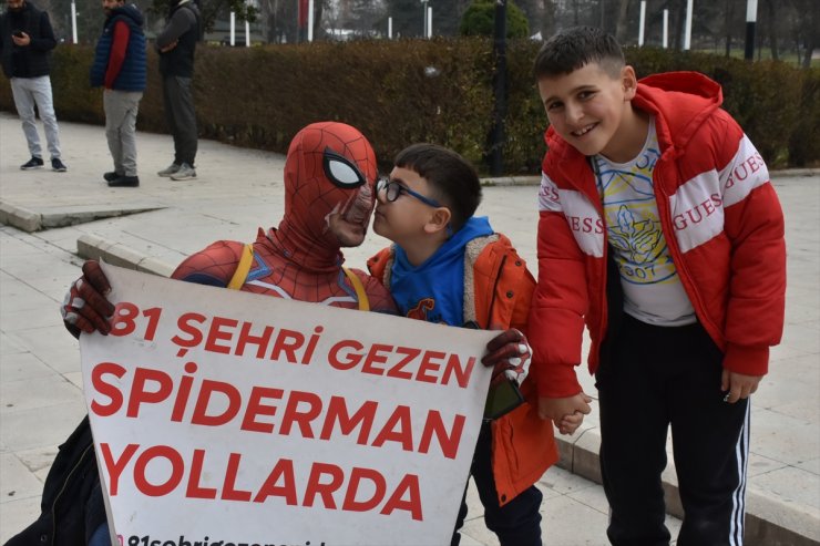 Malatya'da "örümcek adam" kıyafetli kişi depremzede çocukların yüzünü güldürdü