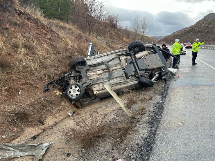 Sivas'ta devrilen otomobilin sürücüsü yaralandı