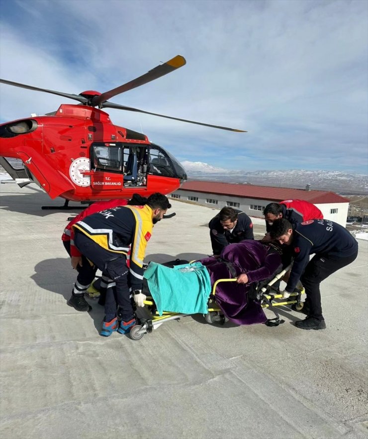 Van'da ambulans helikopter hamile kadın için havalandı