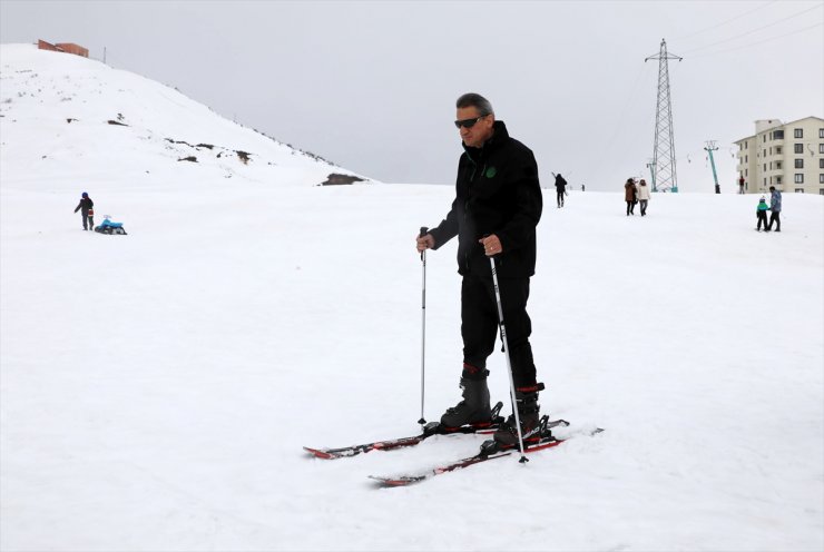 Bitlis Valisi Karaömeroğlu, El-Aman Hanı Kayak Merkezi'nde incelemede bulundu