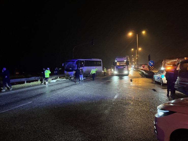 Edirne'de polis servis aracıyla otobüsün çarpışması sonucu 11 kişi yaralandı