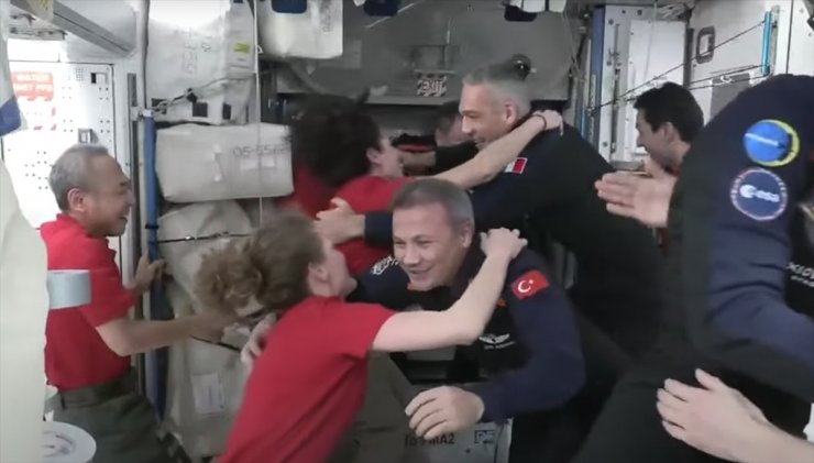 İlk Türk astronot Gezeravcı'nın da yer aldığı Ax-3 ekibi istasyona giriş yaptı