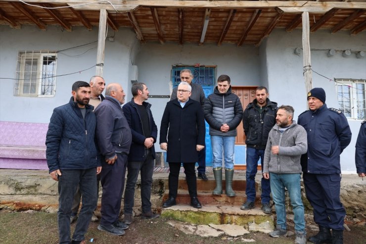 Sivas Valisi Şimşek, 4,4 büyüklüğünde deprem meydana gelen Gürün ilçesinde incelemede bulundu: