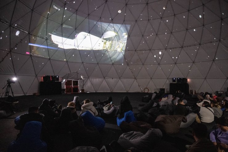 Türkiye'nin ilk astronotu Gezeravcı'yı taşıyan uzay aracının "kenetlenmesi" İstanbul'da takip edildi