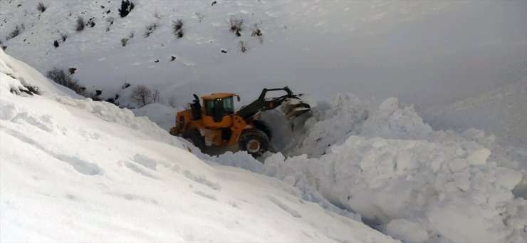 Yüksekova'da ekipler metrelerce kar altındaki yollarda çalışma yürütüyor