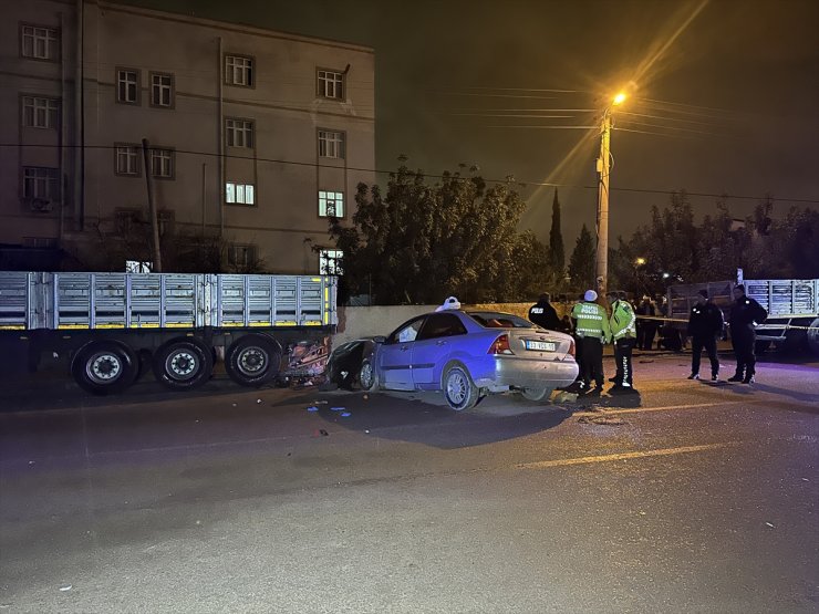 Adana'da park halindeki tıra çarpan otomobildeki 2 kişi öldü