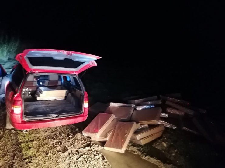 Adana'da polisin 'dur' ihtarına uymayan otomobilde 270 bin adet dolu makaron ele geçirildi