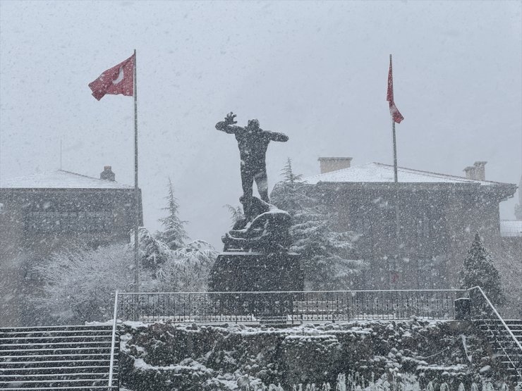 Afyonkarahisar'da kar etkili oluyor